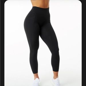 Alphalete Black Surface Pocket Legging in Size Small